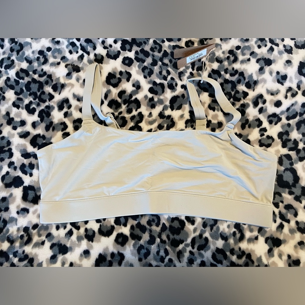 NWT SKIMS FITS EVERYBODY SCOOP NECK BRA TALC SZ 2XL